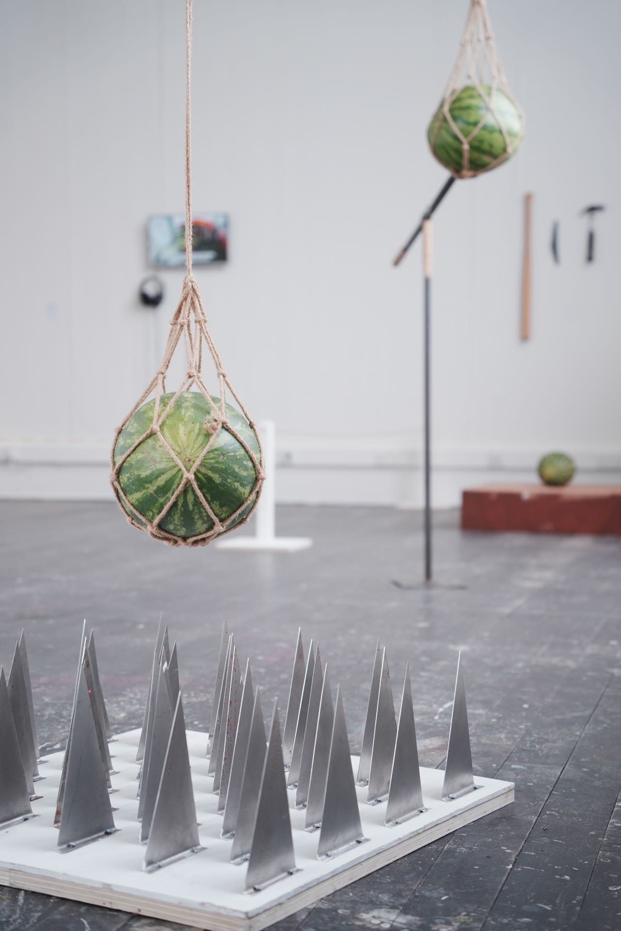 The panoramic picture of the three watermelon installations, the watermelon seems to be about to be punctured, and the plant watermelon represents the vulnerable group, unable to speak, unable to clearly express their feelings, pain and suffering.