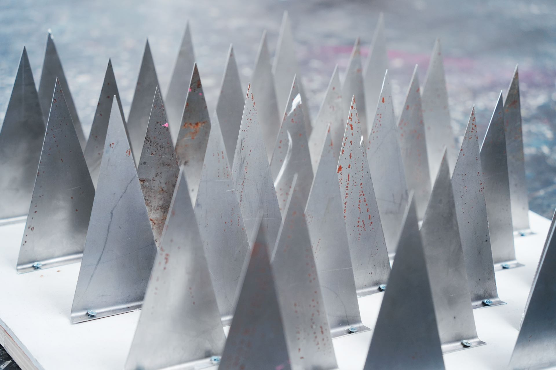 Metal ground thorn